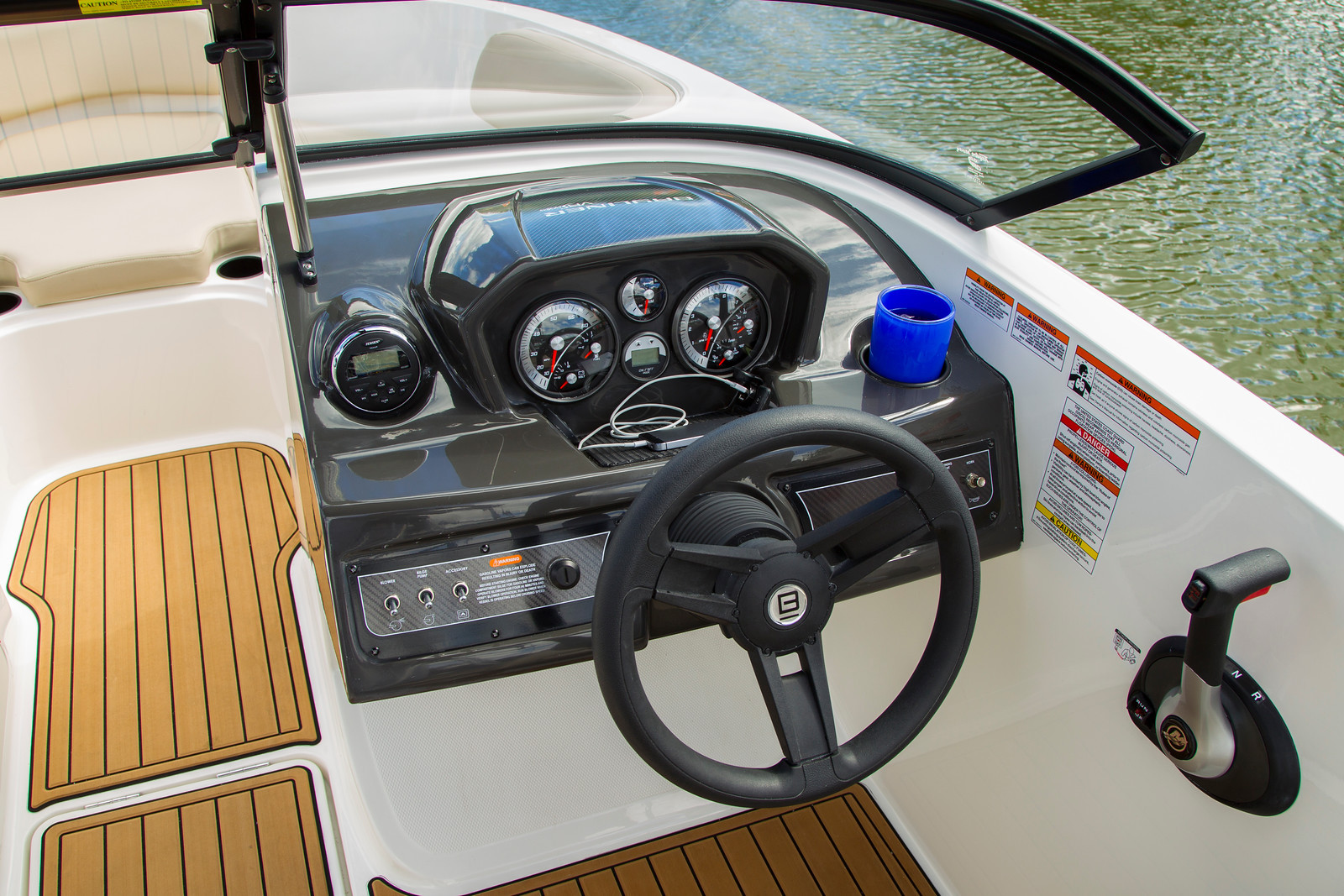 Bayliner VR6 med MerCruiser sterndrive - 9