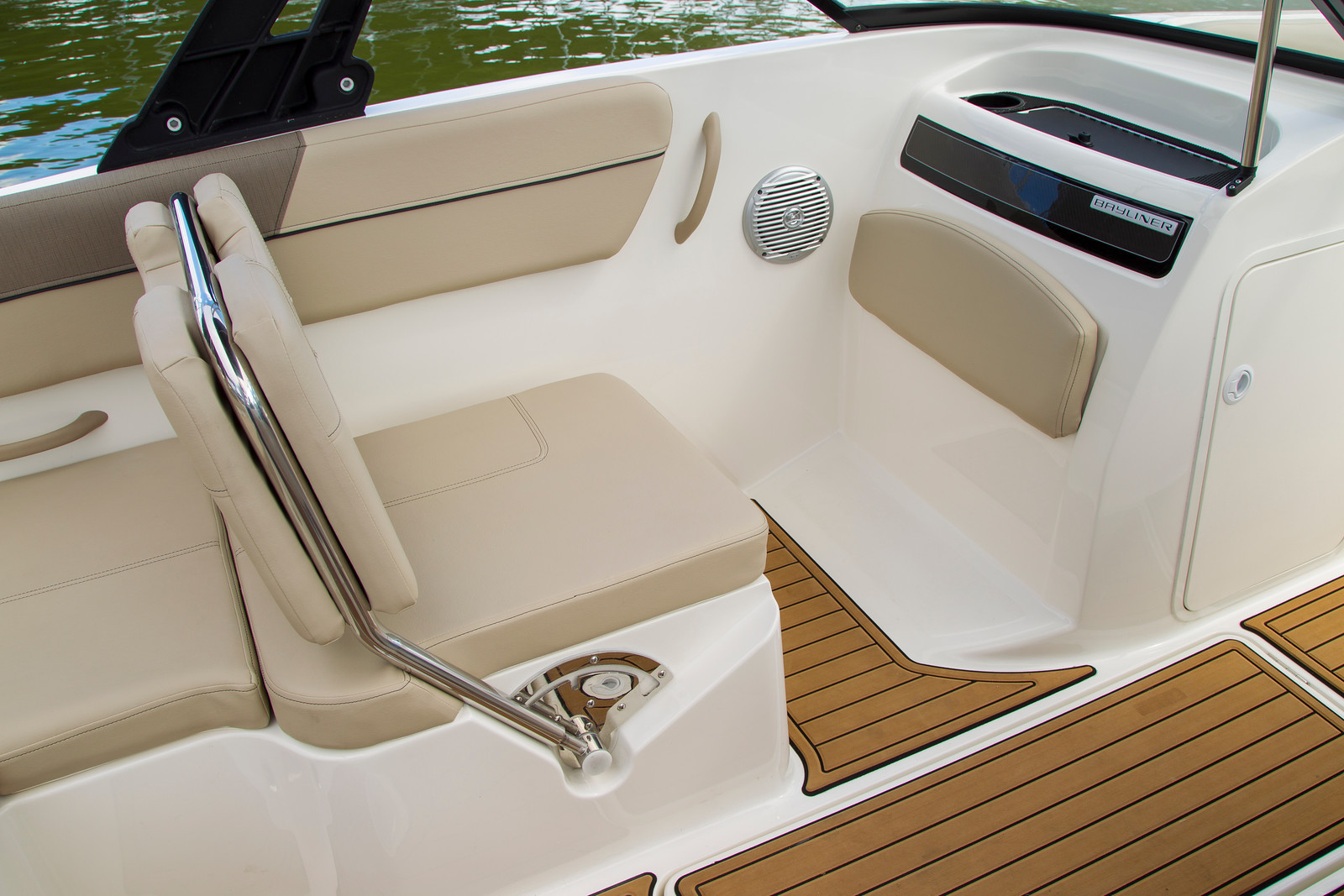 Bayliner VR6 med MerCruiser sterndrive - 8
