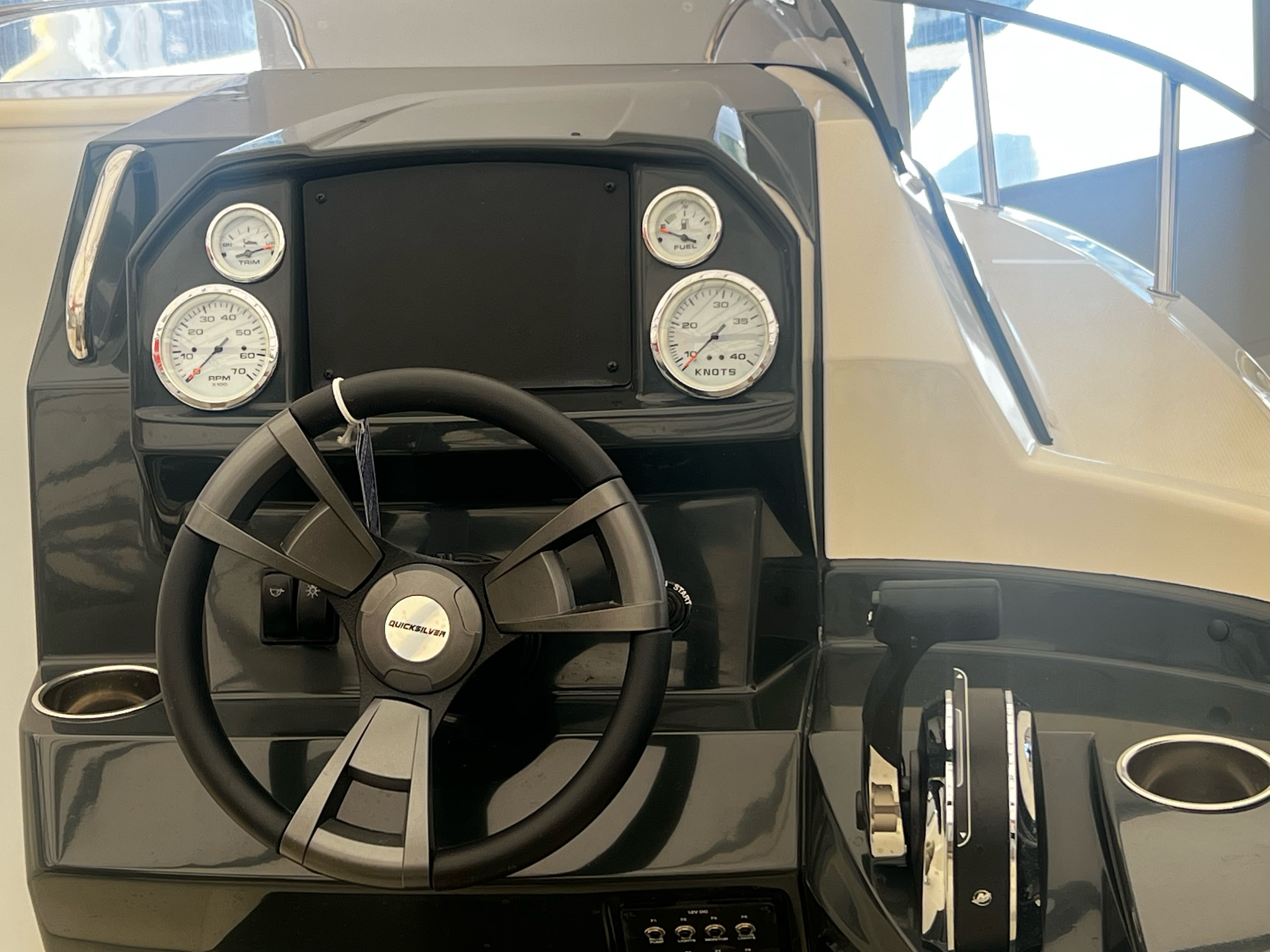 Quicksilver ACTIV 555 Cabin, Mercury F100 EFI - 2