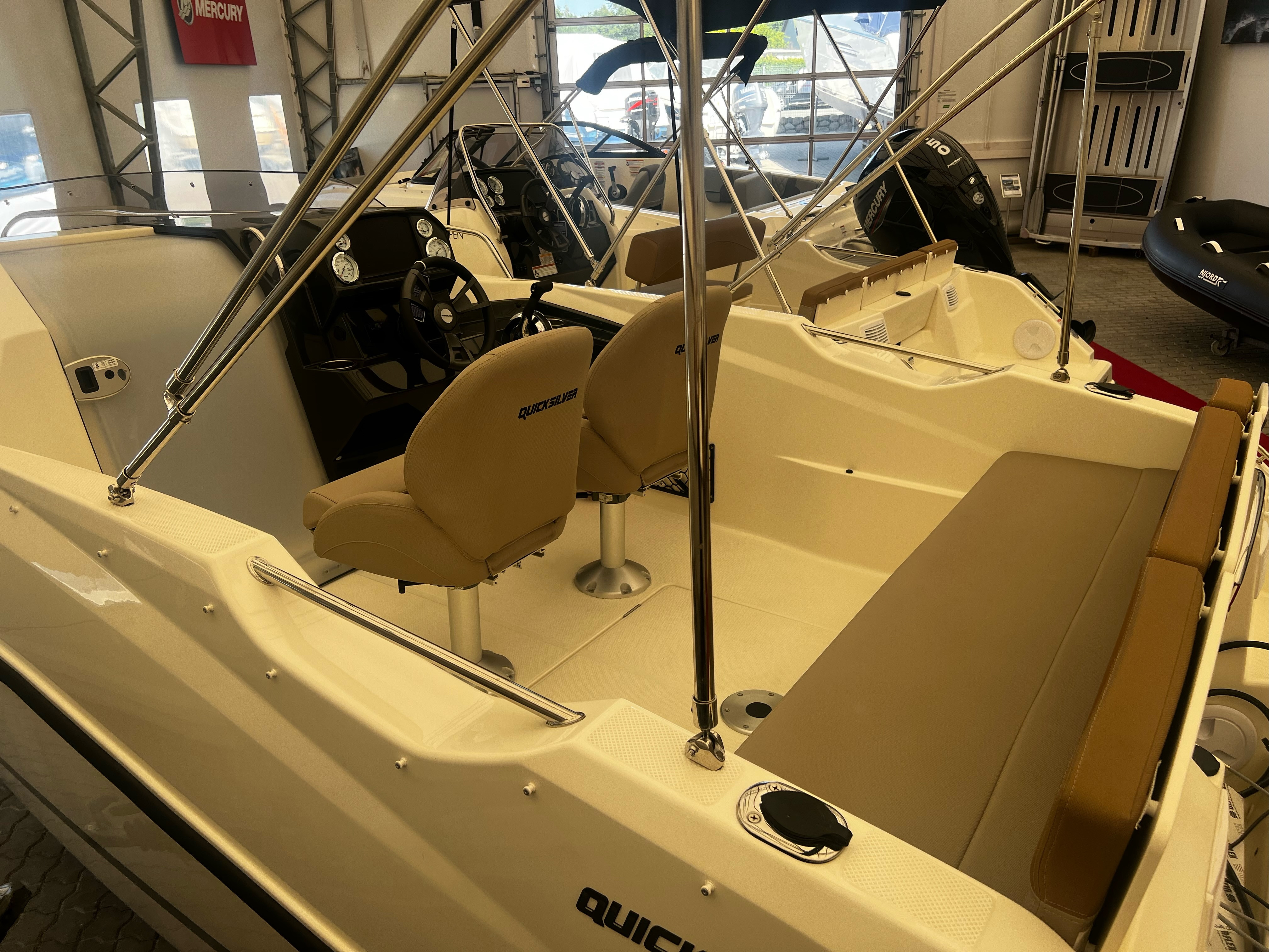 Quicksilver ACTIV 555 Cabin, Mercury F100 EFI - 3