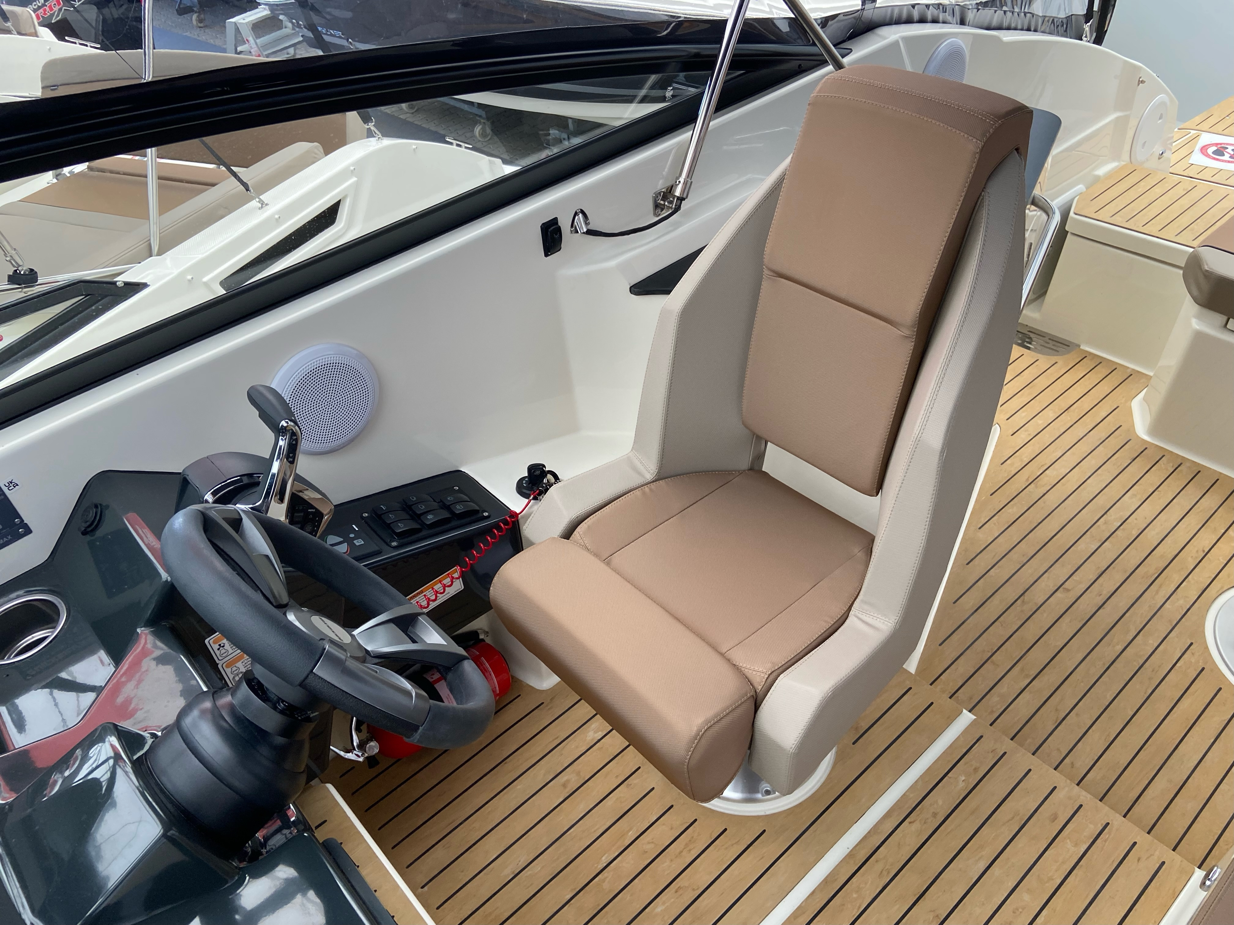 Quicksilver ACTIV 805 Cruiser 2025 MODEL! Med Mercury F250 V8 Verado - 3